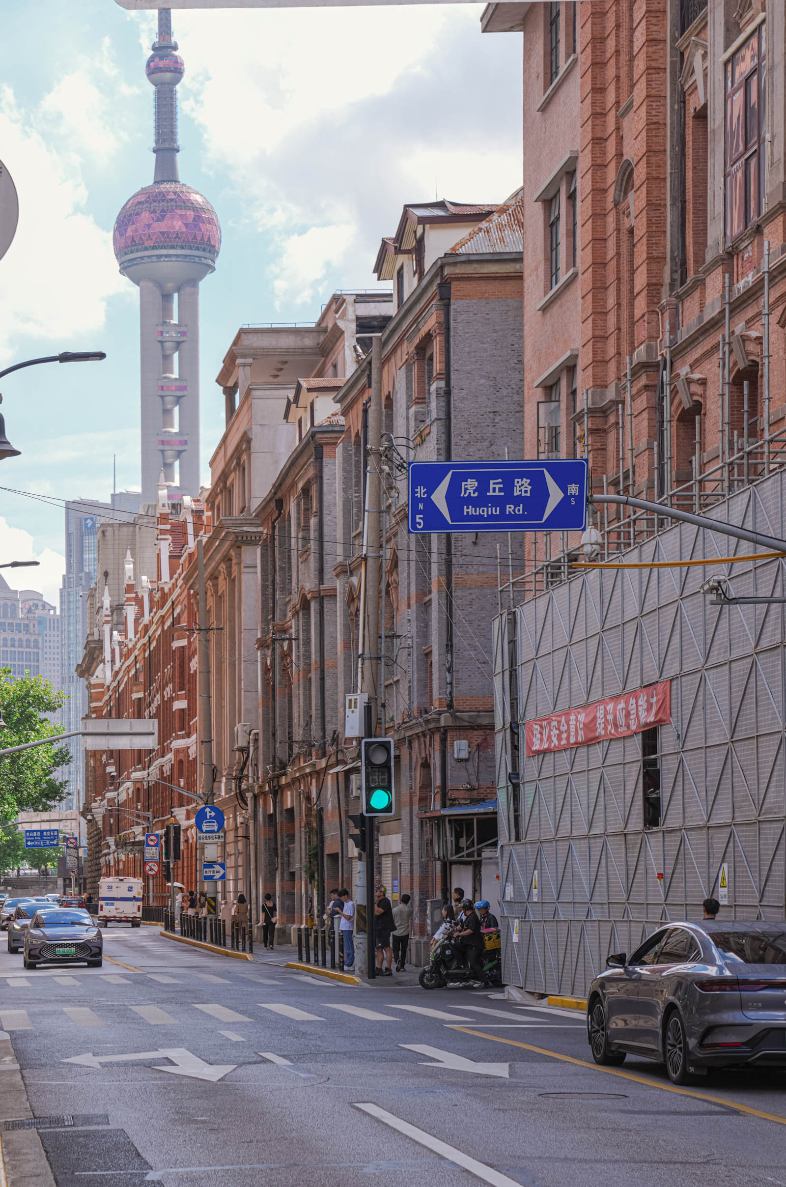Dramatic sunset over Shanghai’s skyline, as the sun paints the sky orange and pink behind the skyscrapers of Pudong and the historic edifices of the Bund, the evening light symbolically blending East and West in this global metropolis.