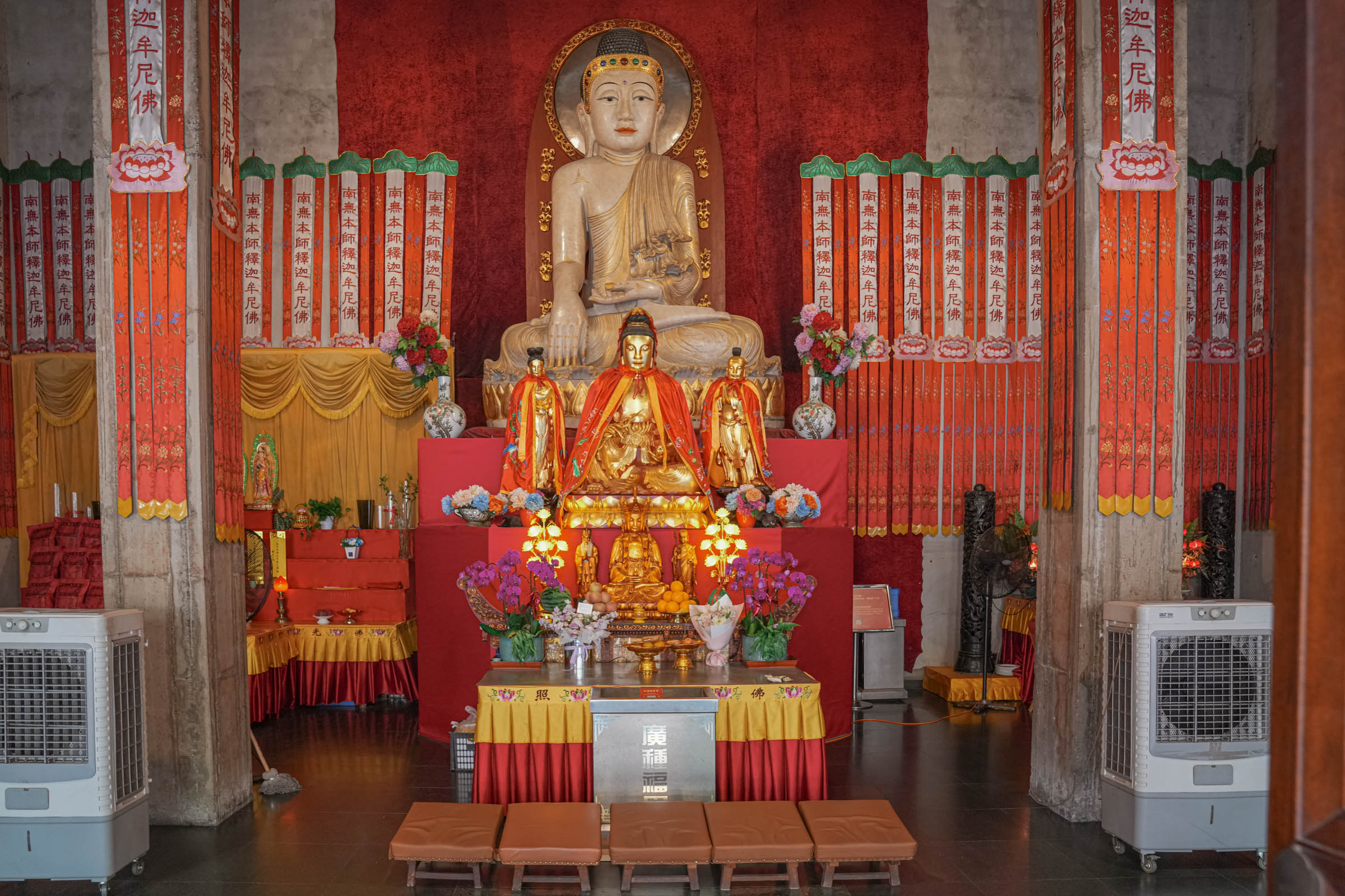 One of Jing’an Temple’s ancient bronze bells from the Ming era, hanging in a quiet corner of the temple complex – a historic artifact that, when rung, echoes with the deep, resonant sound of China’s spiritual heritage.