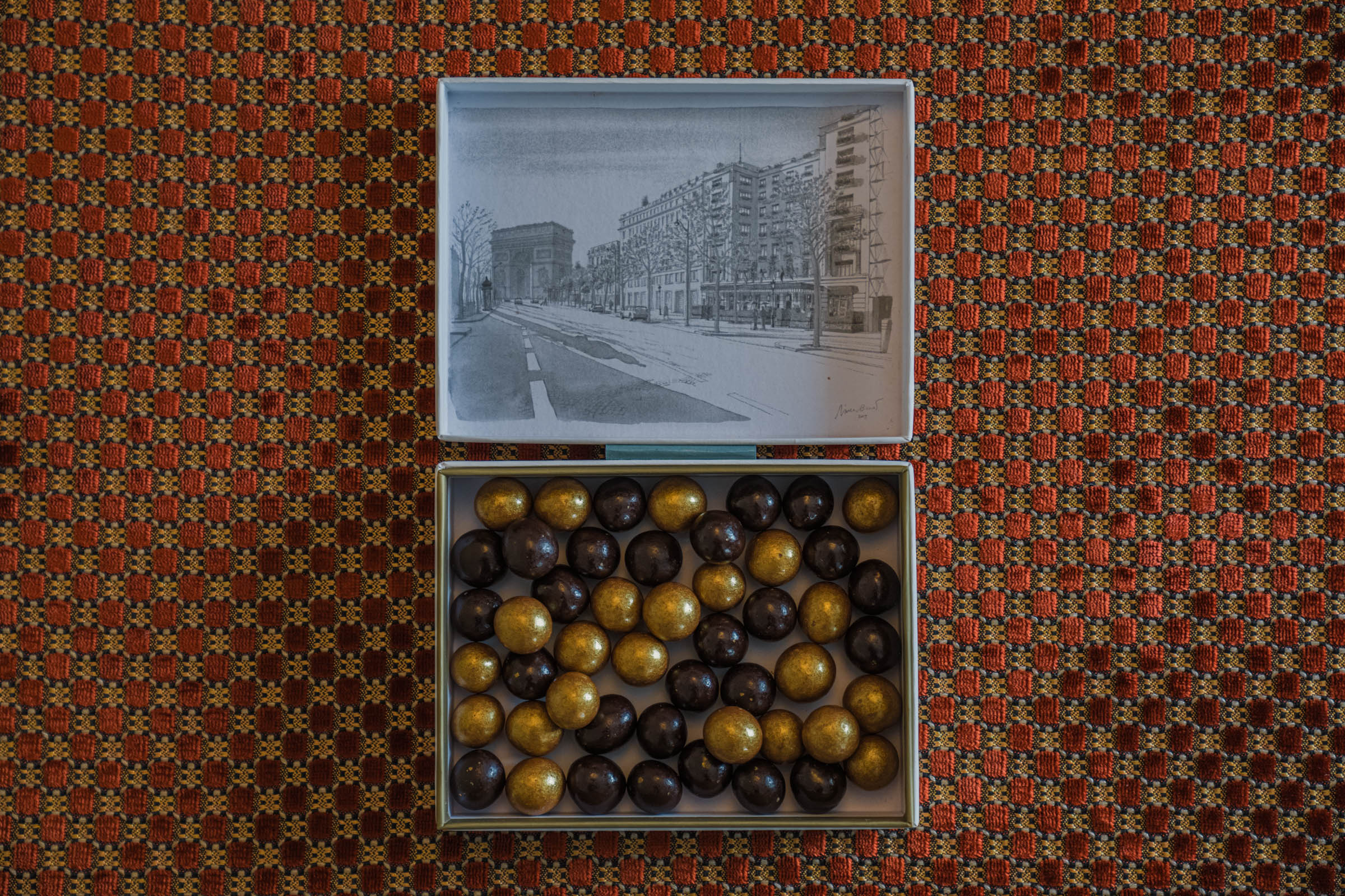 Welcome chocolates illustrated with a sketch of the Arc de Triomphe at Hôtel Napoléon Paris