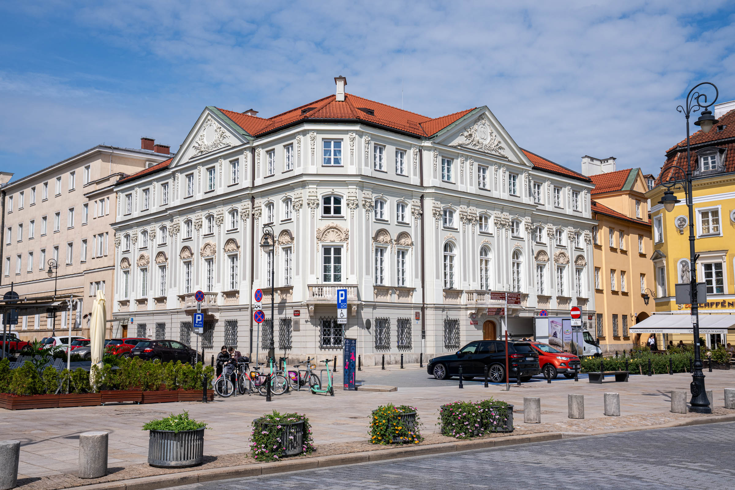 Restored Baroque townhouse with white stucco facade near Warsaw's Old Town, Mr.M by Marko Tadić