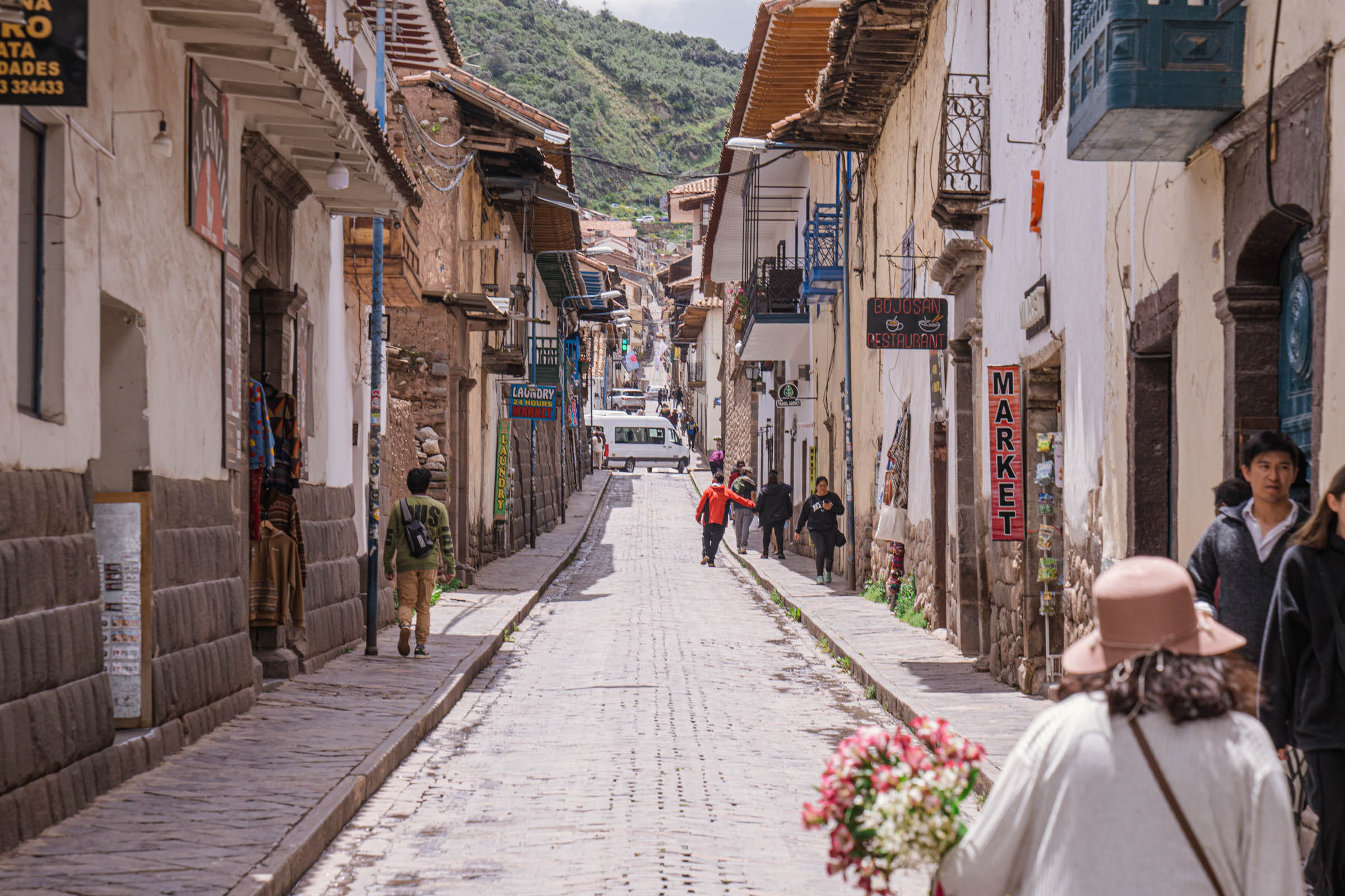 Prometna ulica u centru Kuska (Cusca) u Peruu, sa kolonijalnim zgradama i raznobojnim balkonima, prizor je opisan na blogu Mr.M putovanja