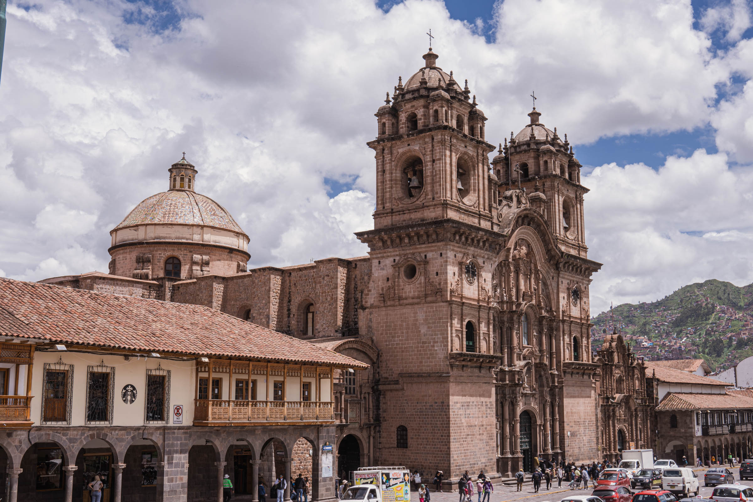 Fasada katedrale na glavnom trgu Plaza de Armas u Kusku (Cuscu) u Peruu, sa dva zvonika i kupolom, simbol bogate kolonijalne istorije.