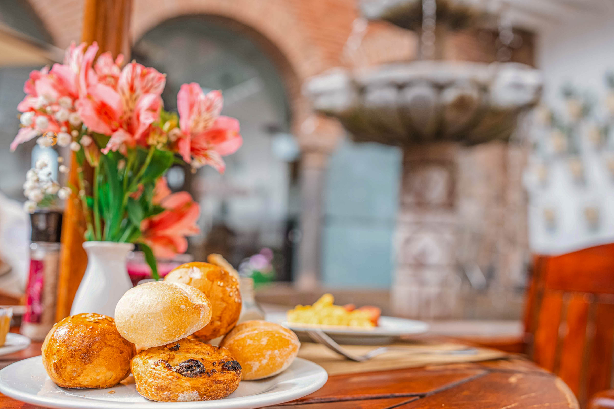 Tanjir sa raznovrsnim pecivima na doručku u restoranu Casa Andina Premium Cusco hotela, deo atmosfere tradicionalnog peruanskog doručka.