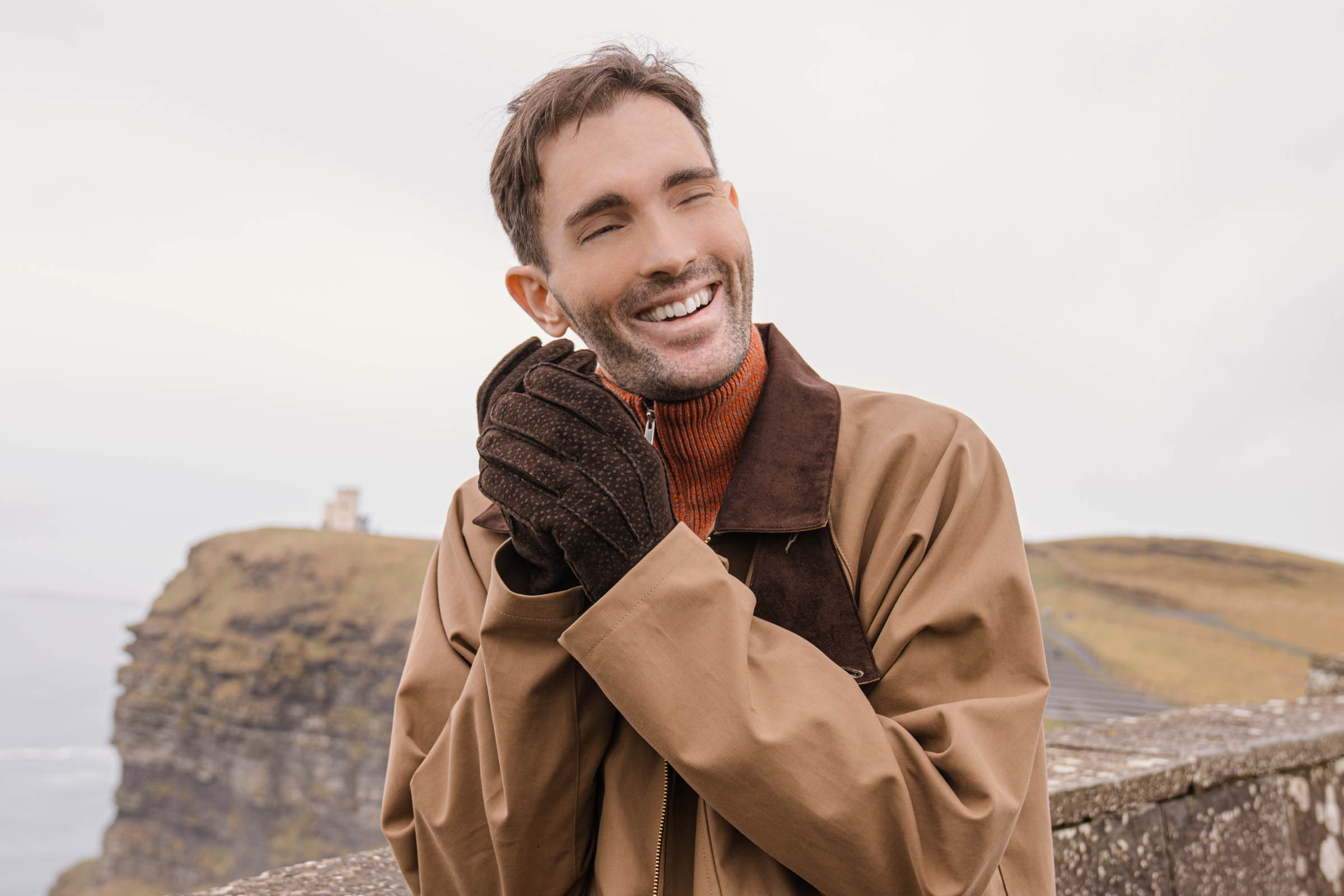 Marko Tadić (Mr.M by Marko Tadić) u Mackintosh Ireland kabanici i Aida Barni kašmir džemperu na irskim liticama.