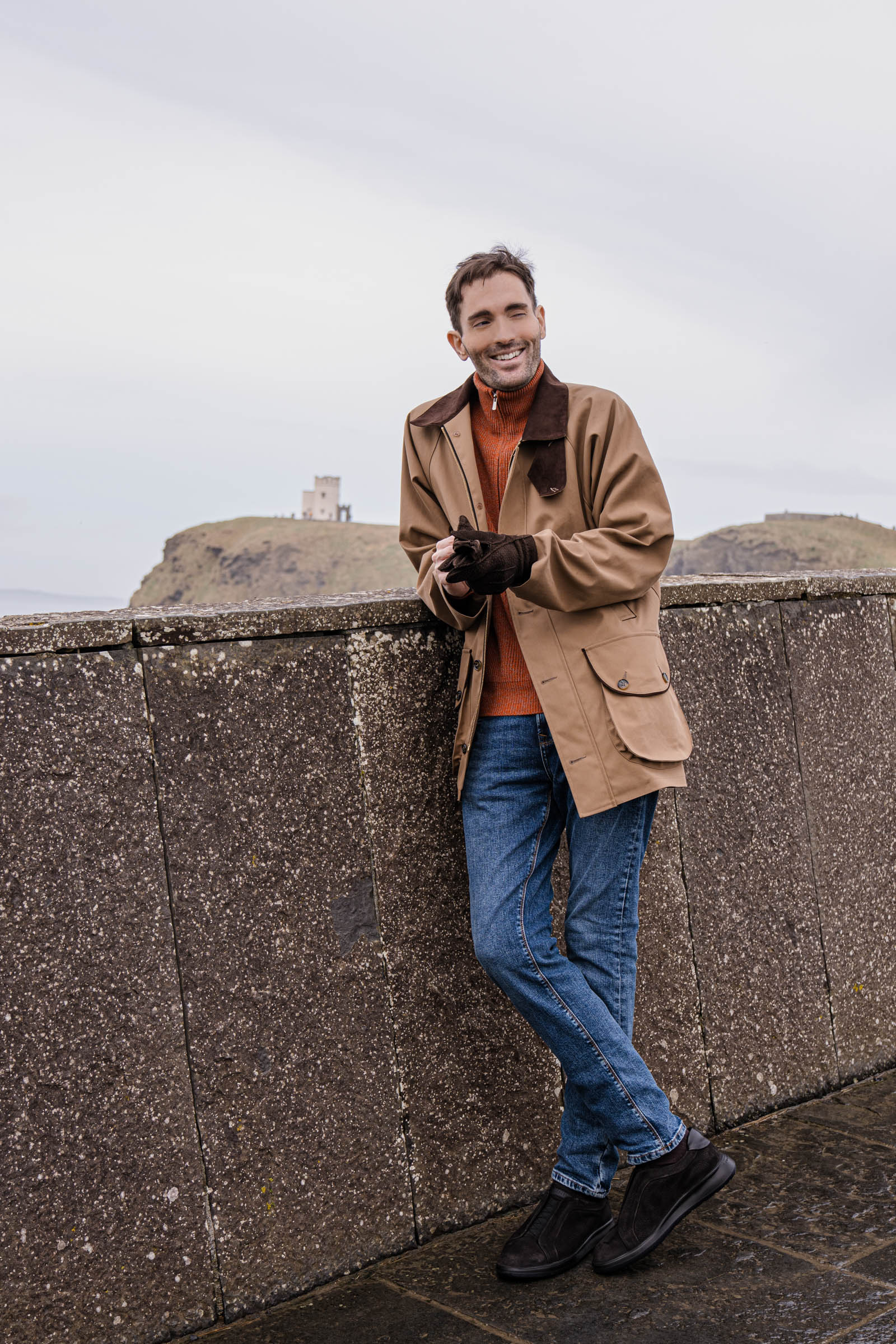 Marko u Aida Barni kašmiru i Restelli Guanti kožnim rukavicama na vetrovitim liticama u Irskoj.