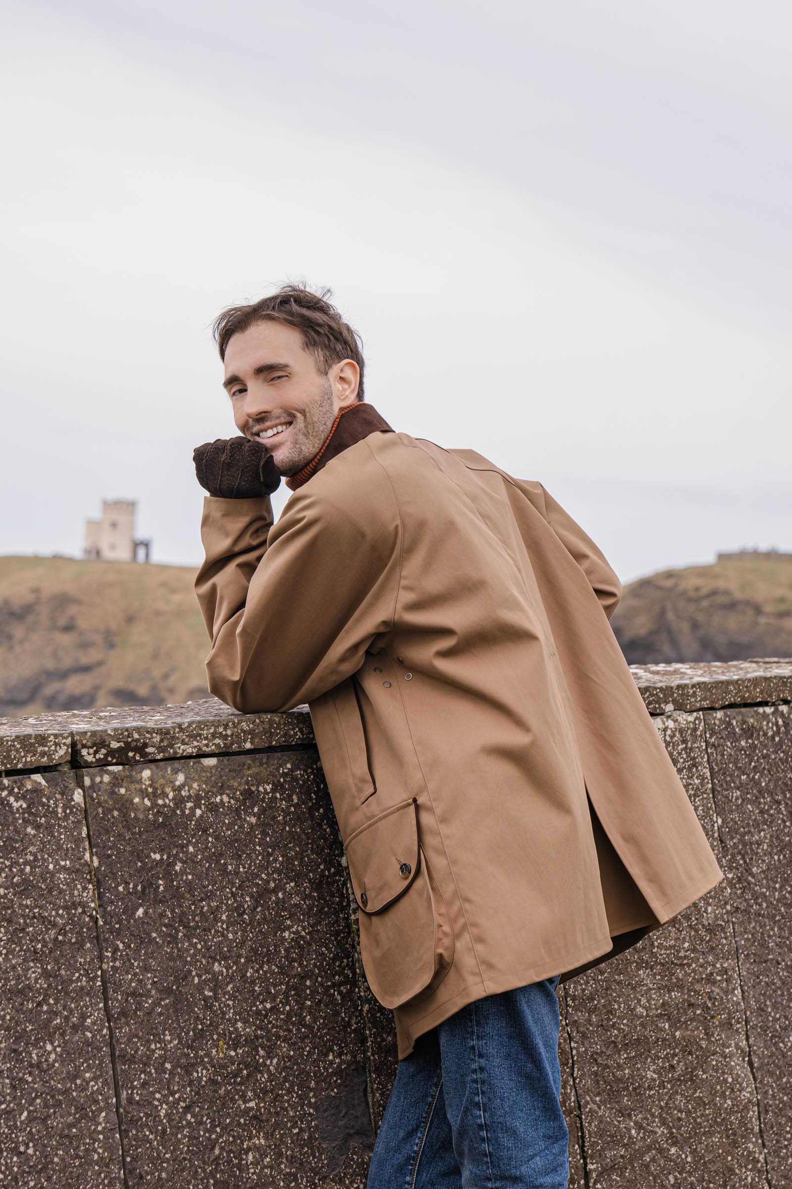 Marko Tadić (Mr.M by Marko Tadić) na ivici Litica Moher u Aida Barni kašmiru i Mackintosh Ireland kabanici.