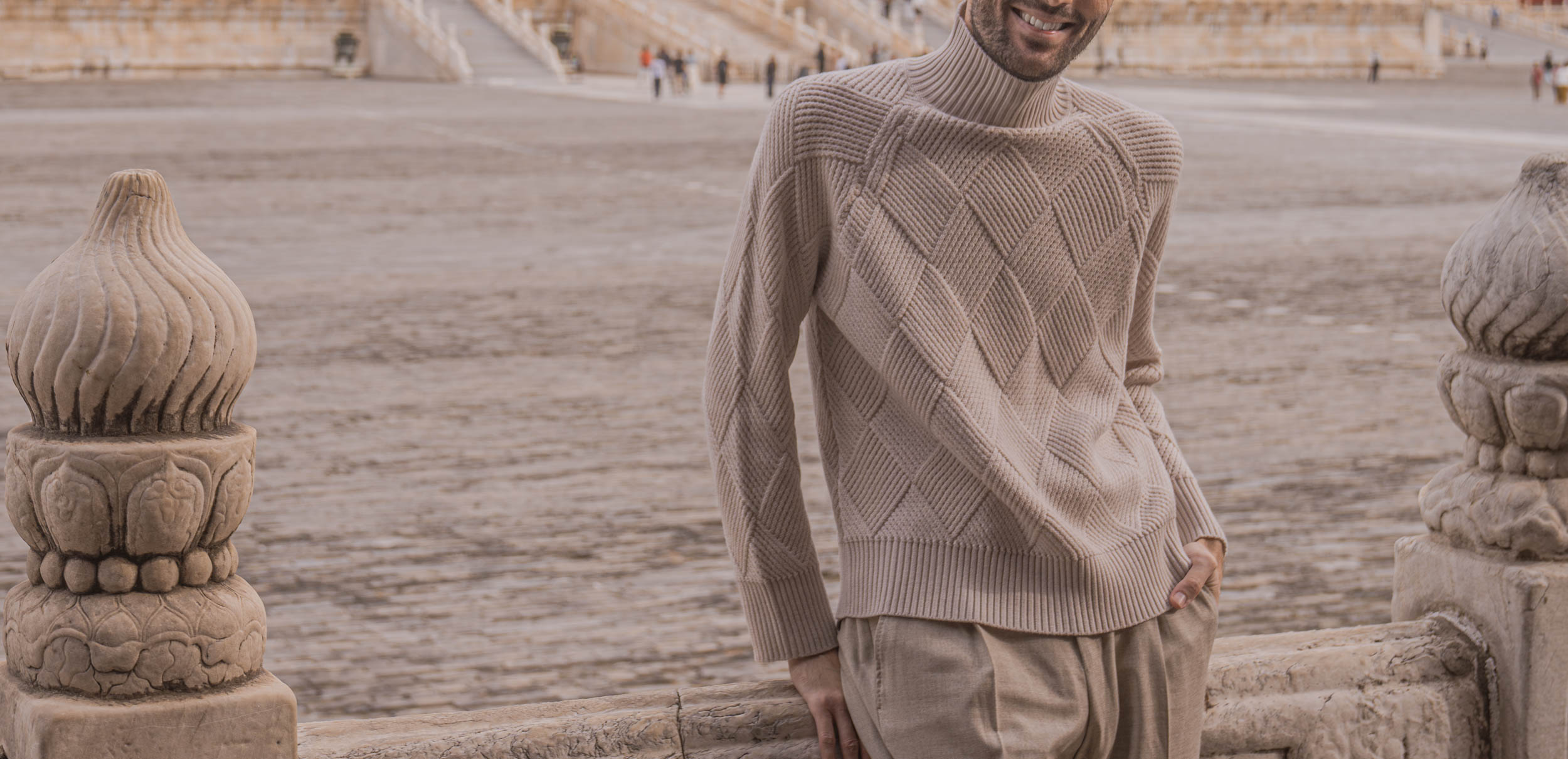 Detalj ALPHA STUDIO Urban Grandad Neck džempera u bež boji od merino vune sa stoječim okovratnikom fotografisan u dvorištu Zabranjenog Grada