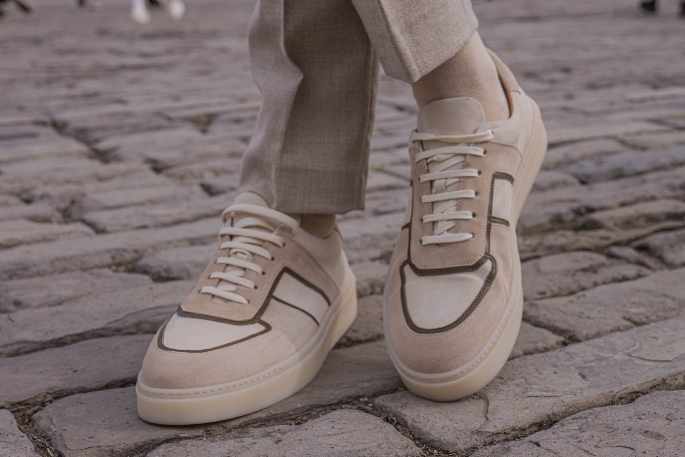 Carlos Santos Lonnie 1987 patike od pune zrnaste teletine u bež Areia boji na kamenom popločavanju dvorišta Mandarin Oriental Qianmen hotela