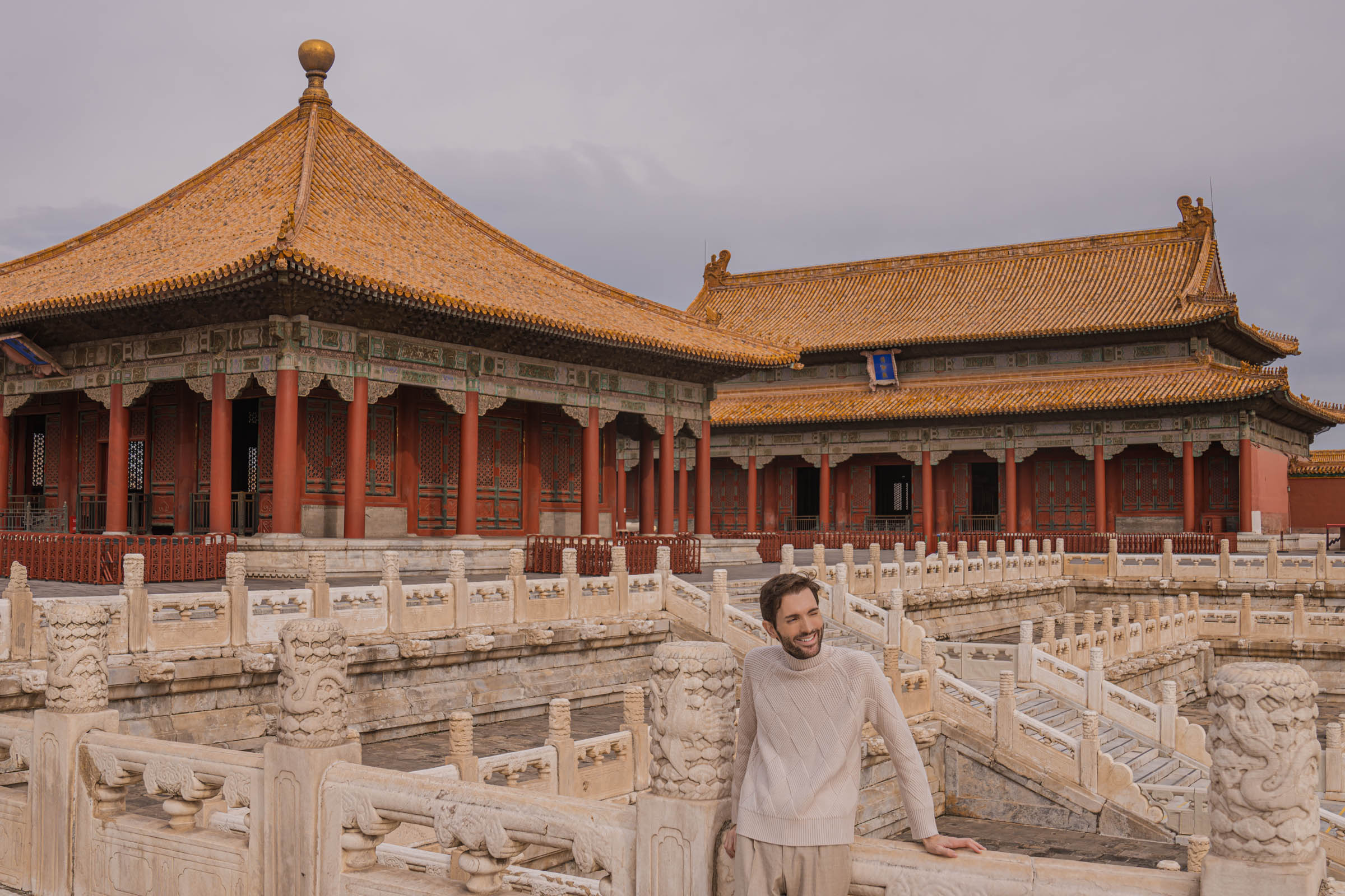 Marko Tadić modni bloger pozdravlja Zabranjeni Grad noseći italijansku merino vunu i luksuzne pantalone visokog struka sa Nivada Grenchen satom na ruci