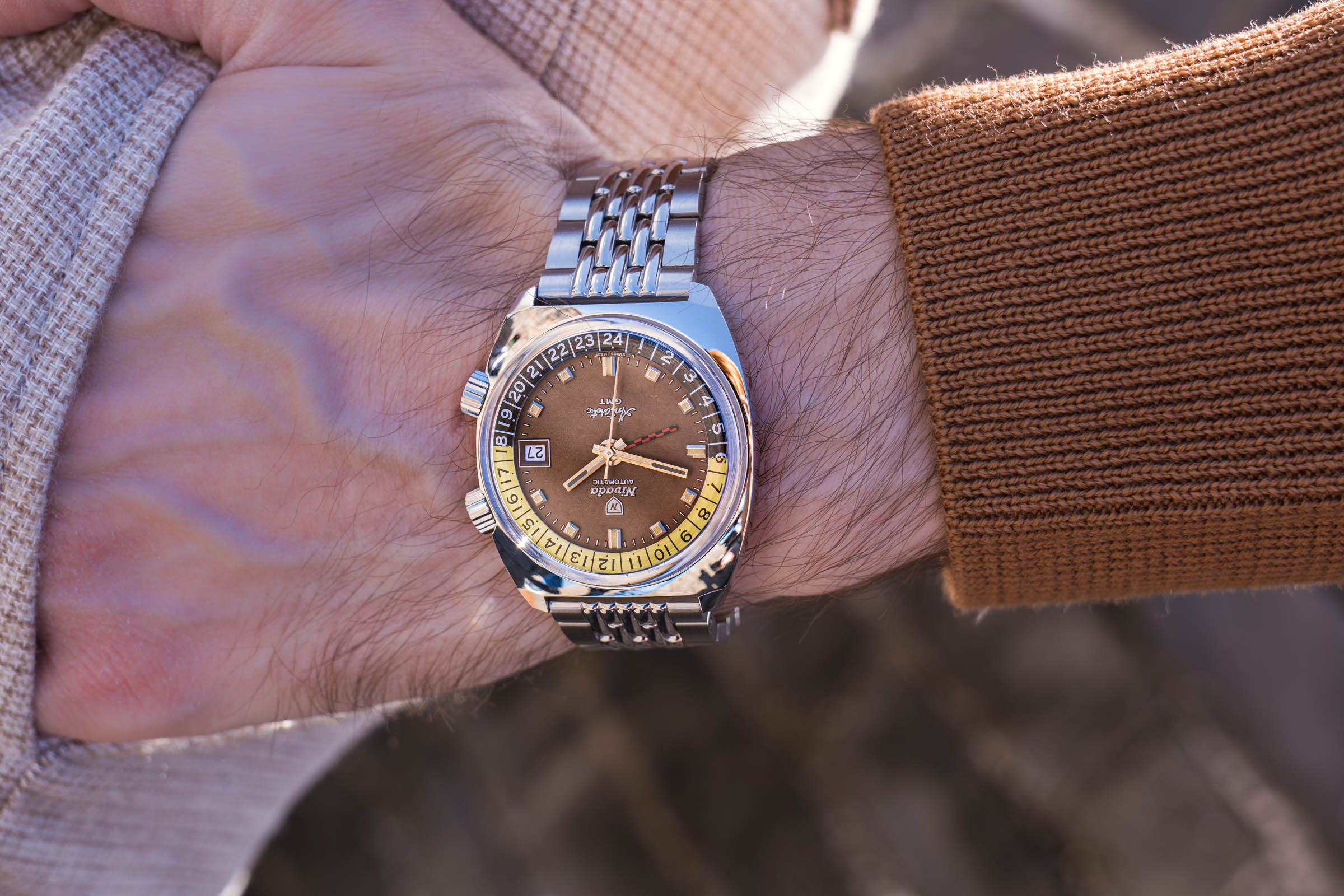 Close-up detalj Nivada Grenchen Antarctic GMT švajcarskog sata sa karakterističnim bežel prstenom i 24-satnim displejom