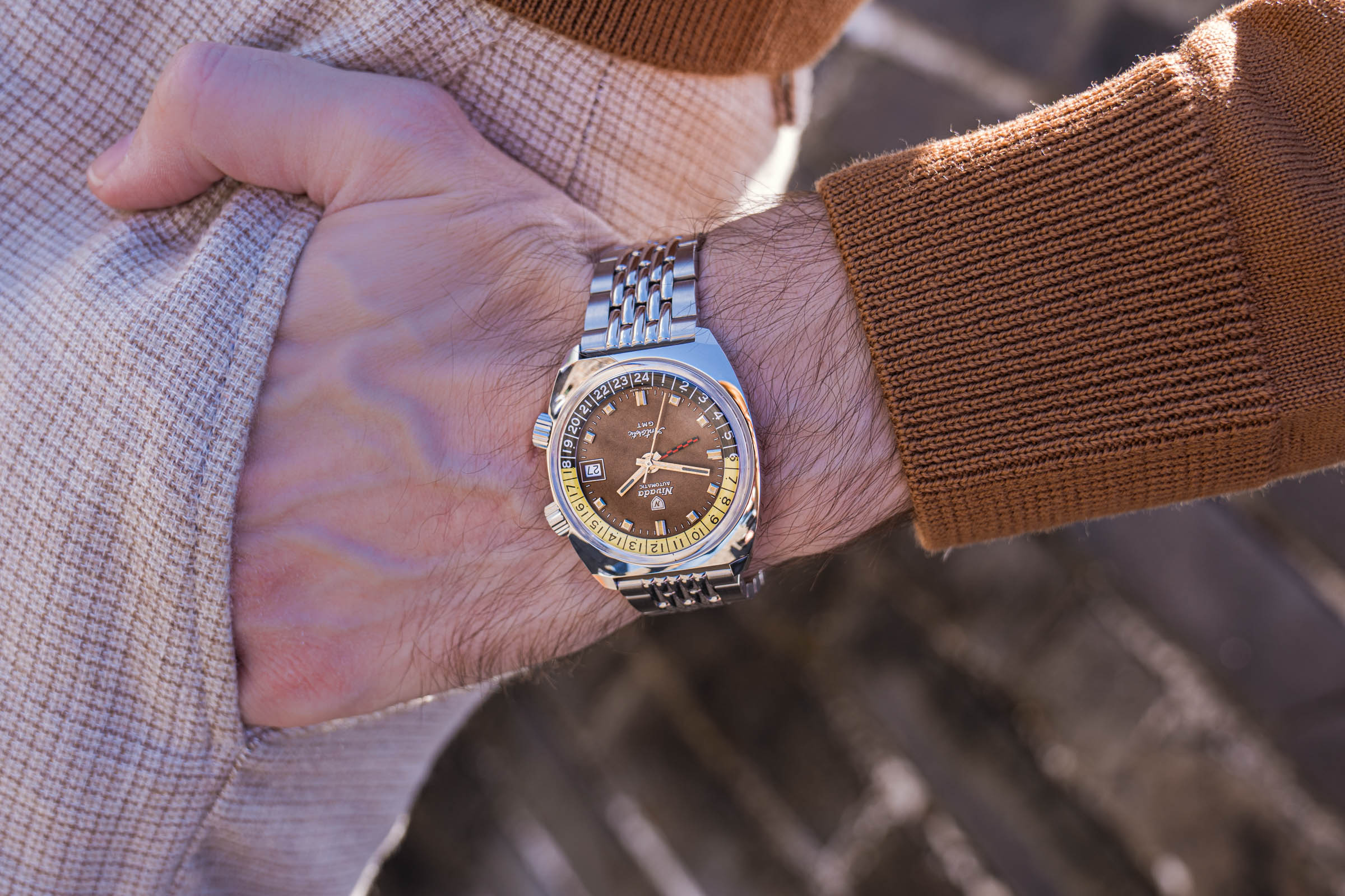 Nivada Grenchen Antarctic GMT watch sa metalnom nehrđajućom narukvenicom i tropical brown dialom časovničarskom tradicija iz 1950-ih