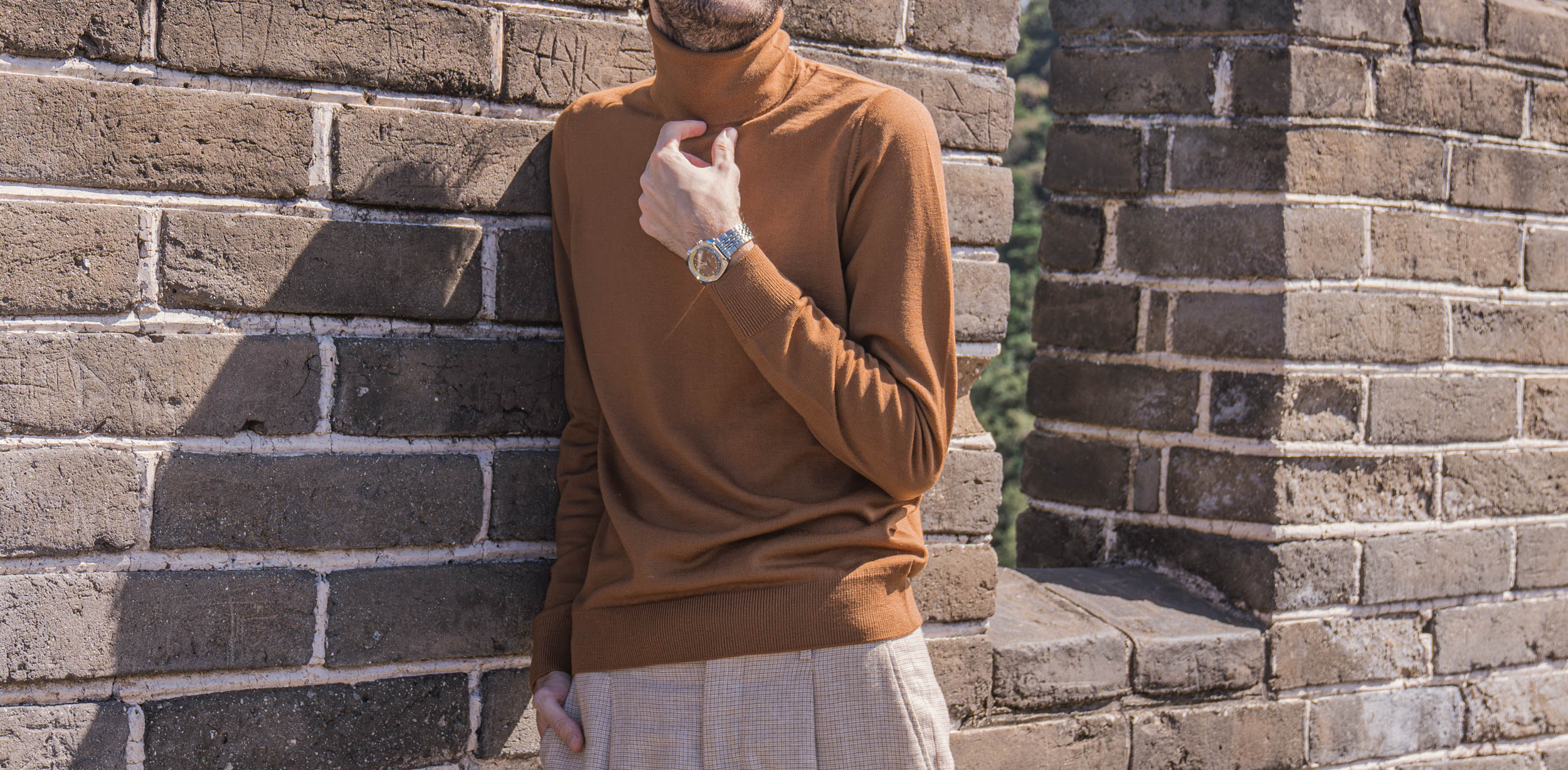 Muška kamel ALPHA STUDIO turtleneck rolka u kombinaciji sa Nivada Grenchen satom - luksuzna casual elegancija