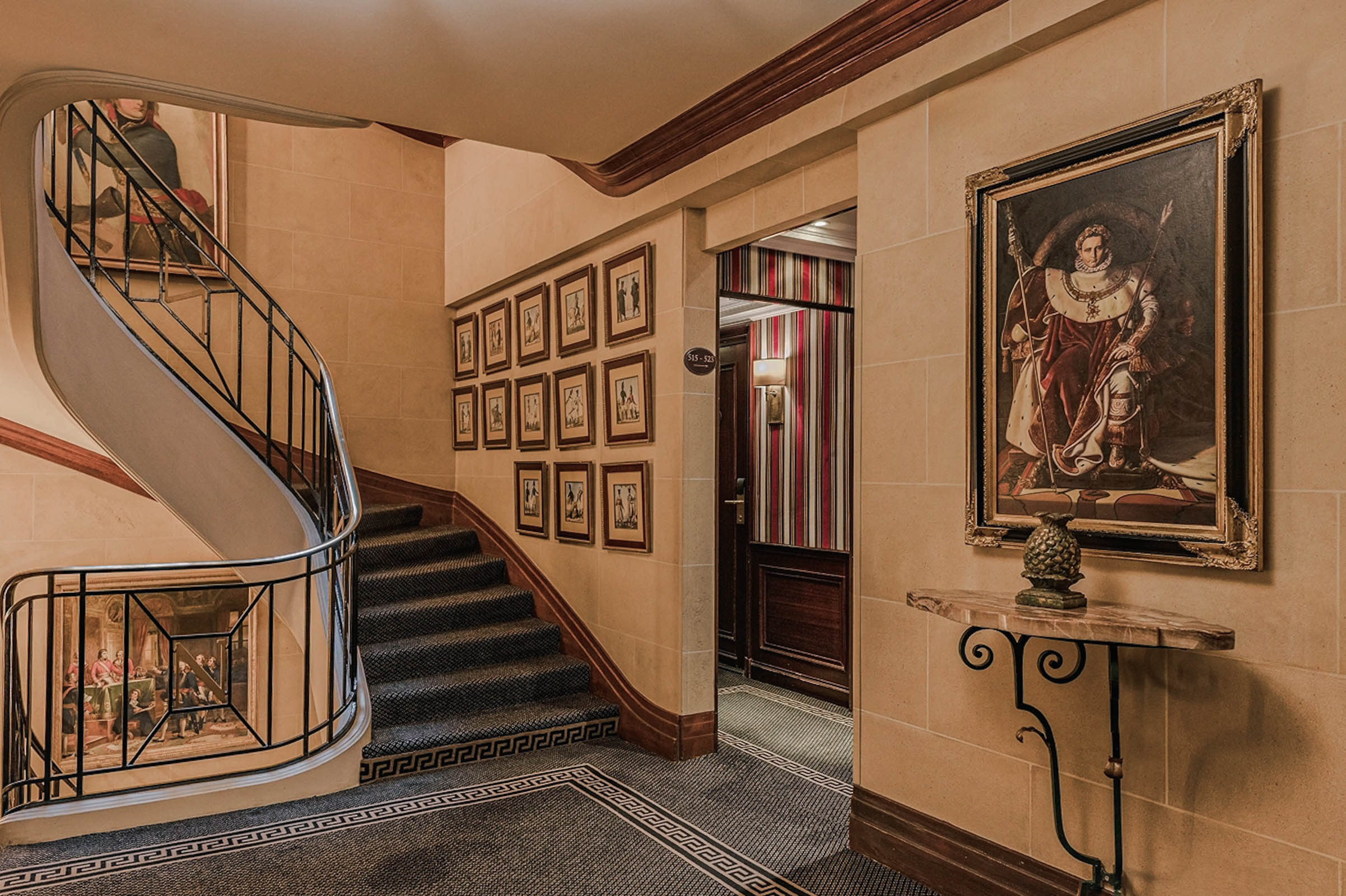 Stepenište hotela Hôtel Napoléon sa portretima iz Napoleonovog doba