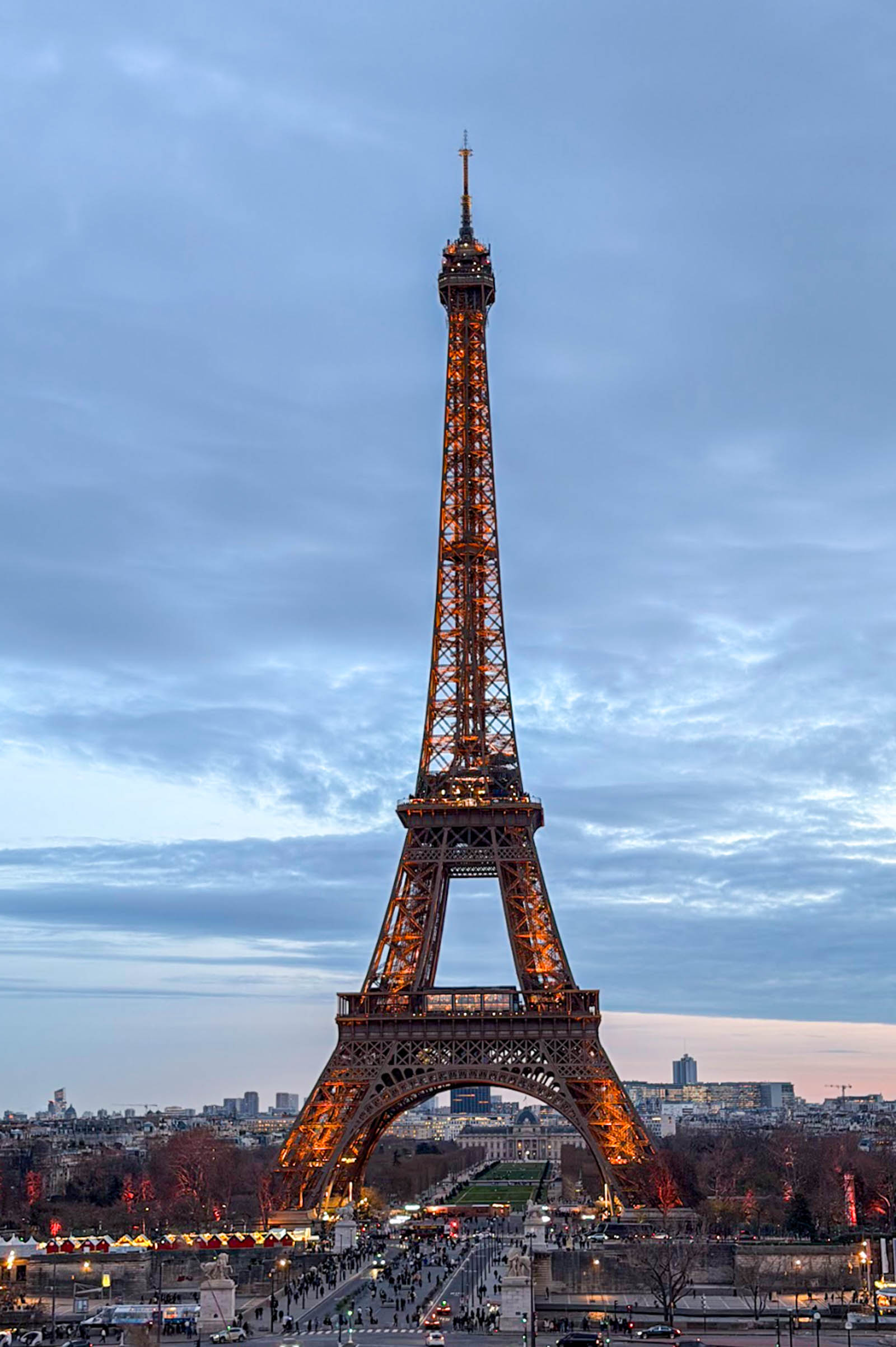 Ajfelova kula u suton, osvetljena zlatnom svetlošću, Pariz