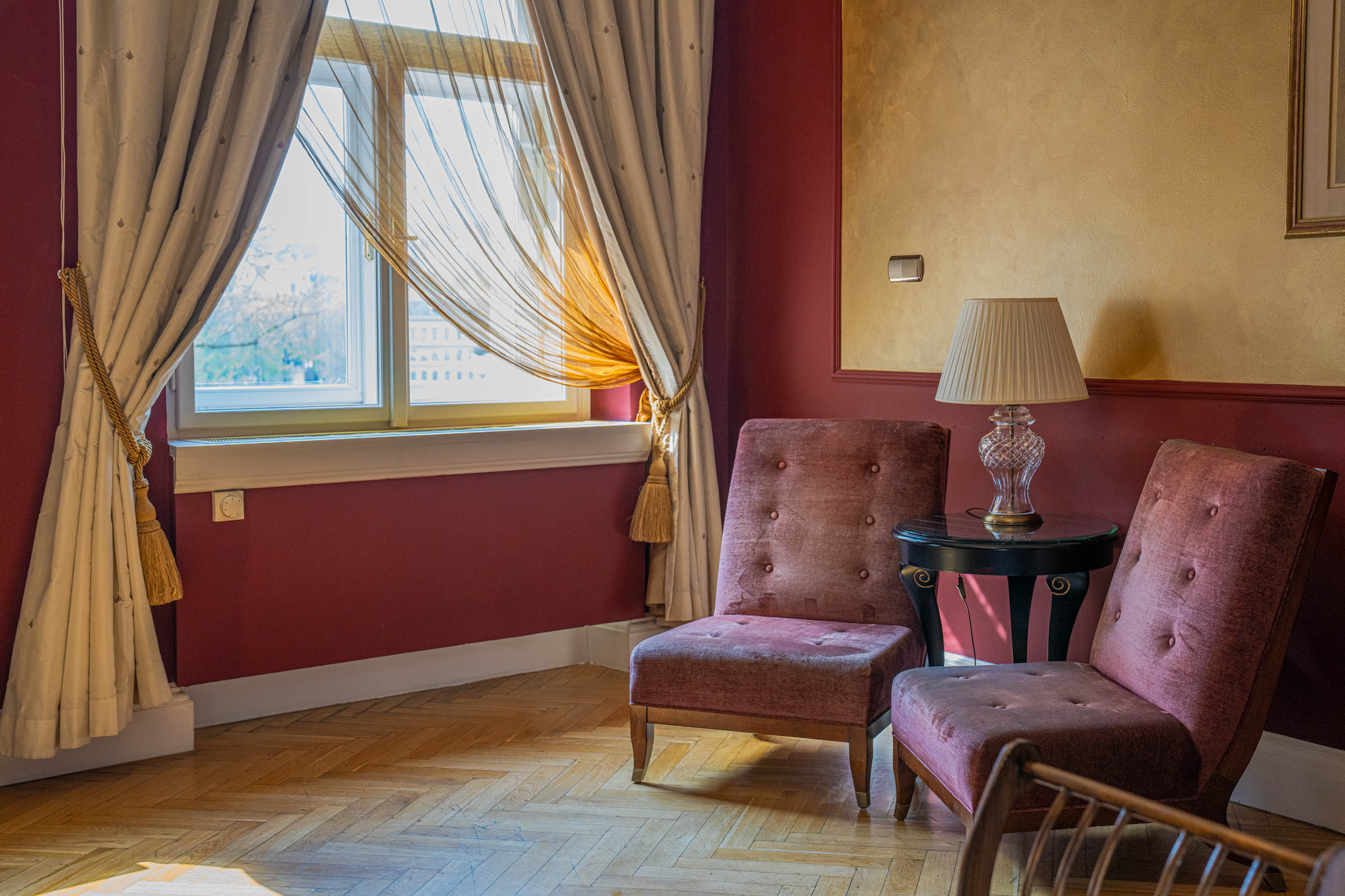Dve somot fotelje sa kristalnom lampom u Executive apartmanu hotela The Mozart Prague — Marko Tadić, osnivač bloga Mr.M by Marko Tadić